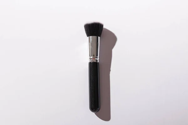 Make-up brush on white background, top view. Cosmetics and beauty concept. — Stock Photo, Image