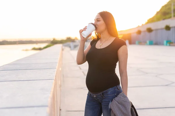 Donna incinta ispanica bere portare via il caffè all'aperto. Area pubblicitaria area di lavoro — Foto Stock
