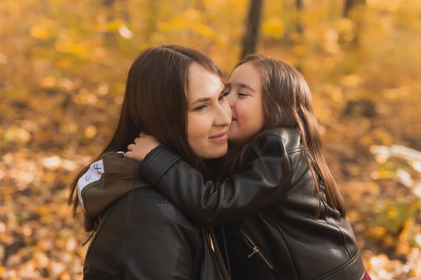 Niña jugando con la madre en el parque de otoño —  Fotos de Stock