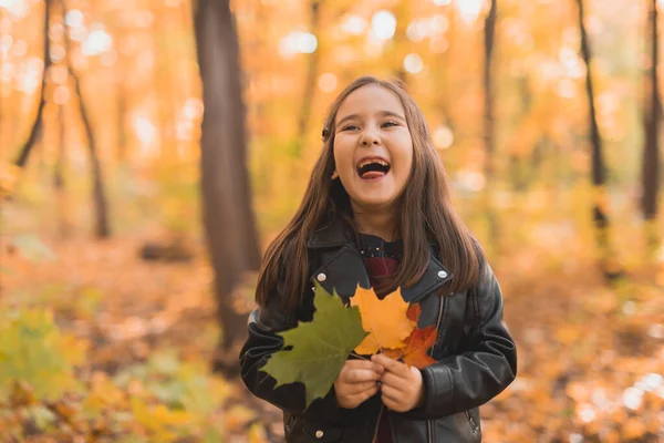 Retrato emocional otoñal del niño riendo caminando por el parque o el bosque —  Fotos de Stock