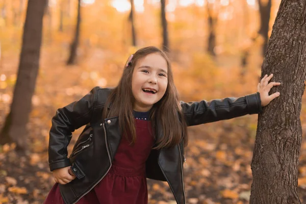 Retrato emocional otoñal del niño riendo caminando por el parque o el bosque — Foto de Stock