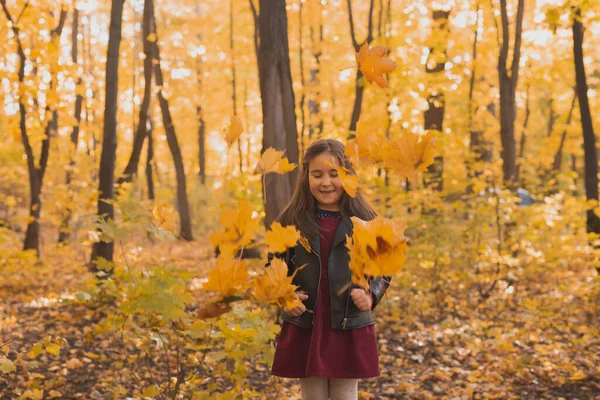 Осенний эмоциональный портрет смеющегося ребенка, гуляющего в парке или лесу — стоковое фото