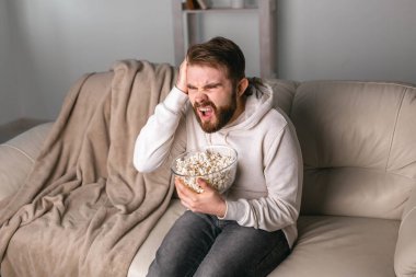 Sakallı adam başını tutup maç izliyor ve takımının nasıl kaybettiğini anlayamıyor. Spor oyunu kazananı ve kaybeden kavramı.