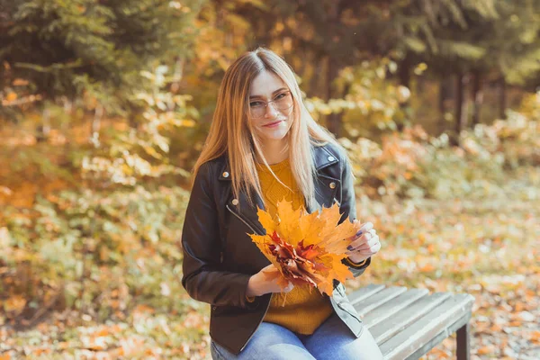 Nette Smiley-Frau mit Herbstblättern im Herbst Park. Saison-, Lifestyle- und Freizeitkonzept. — Stockfoto