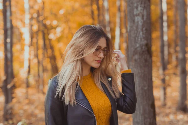 Portrait of young urban stylish young woman walking in fall park. Autumn season. — Stock Photo, Image