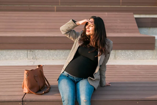 Stadsporträtt av en modern gravid latinamerikansk kvinna. Begreppet graviditet och föräldraskap. — Stockfoto