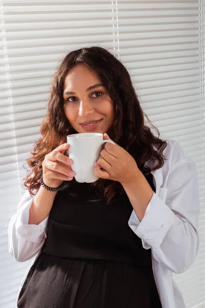 快乐的怀孕年轻美丽的女人在早餐时喝茶。怀孕期间的愉快早晨和积极态度的概念 — 图库照片