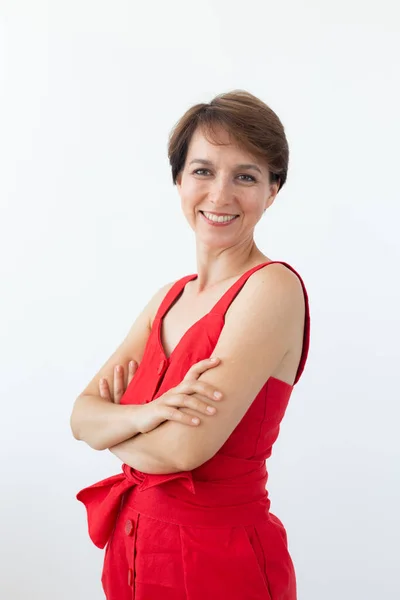 Mulher de negócios confiante vestindo vestido vermelho de pé com braços cruzados. Retrato isolado. — Fotografia de Stock