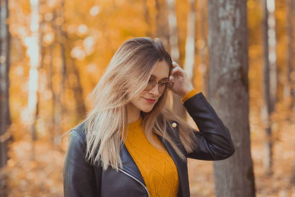 Portrait of young urban stylish young woman walking in fall park. Autumn season. — Stock Photo, Image