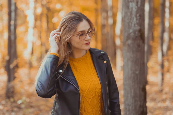 Portrait of young urban stylish young woman walking in fall park. Autumn season. — Stock Photo, Image