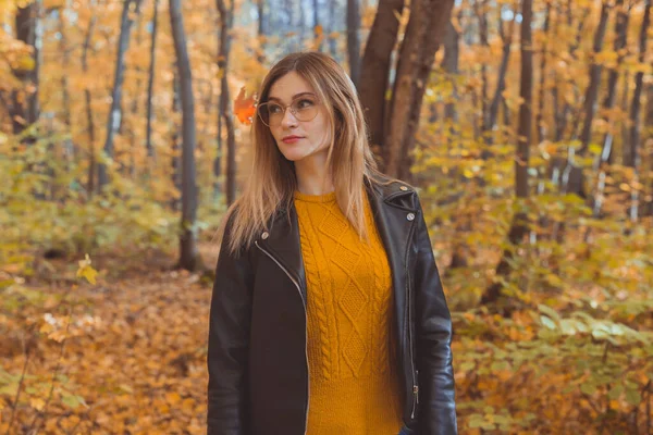可爱的微笑的女人在秋天的公园里抱着秋天的叶子.季节、生活方式和休闲概念. — 图库照片