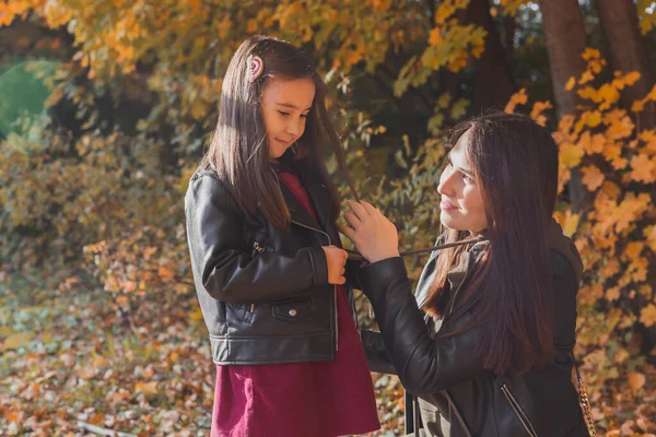 Mother and her little daughter in autumn park in fall season. — Stock Photo, Image