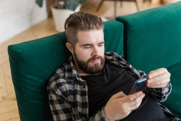 Joven navegando en el sitio de redes sociales usando un teléfono inteligente. Tecnologías y concepto Internet. — Foto de Stock