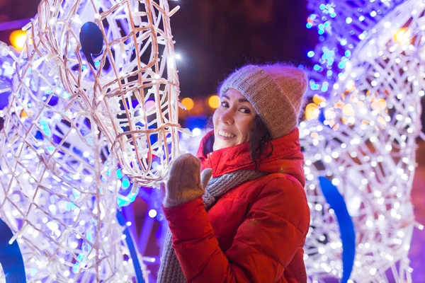 雪のクリスマスの背景に若い面白い魅力的な女性の肖像画。冬休みと季節のコンセプト. — ストック写真