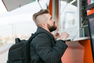 Sokaktaki yemek kamyonundan fast food seçen bir adamın portresi. Yemek, gıda endüstrisi ve sokak yemekleri konsepti.