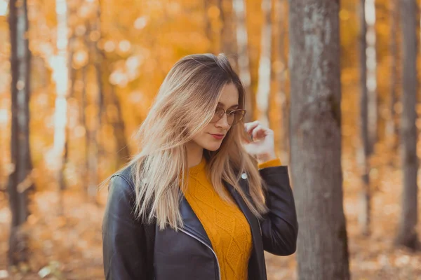 Porträtt av en vacker kvinna i modeglasögon under hösten. Snygg ungdom och höstsäsong koncept. — Stockfoto