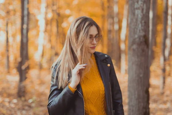 Portret pięknej kobiety noszącej okulary modowe jesienią. Stylowa koncepcja młodzieżowa i jesienna. — Zdjęcie stockowe