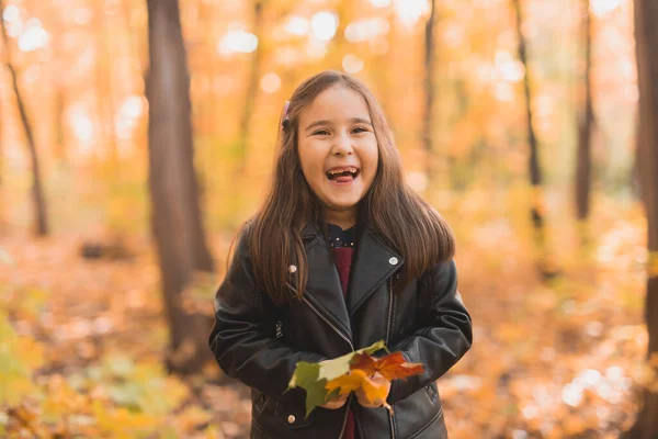Asiática niña riendo y jugando en el otoño en la naturaleza caminar al aire libre —  Fotos de Stock