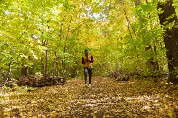 Afrikaanse amerikaanse student wandelen in het park in het najaar — Stockfoto