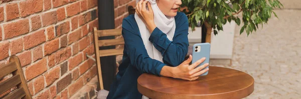 Szczęśliwy muzułmanin kobieta mając wideo rozmowy na smartfon w mieście — Zdjęcie stockowe