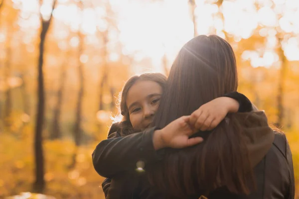 Madre e hija pasan tiempo juntas en el parque amarillo de otoño. Temporada y concepto de padre único. —  Fotos de Stock