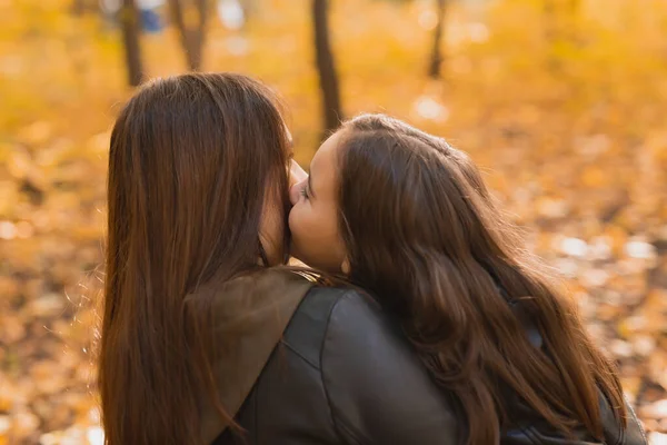 Mutter und Tochter verbringen Zeit miteinander im herbstlich gelben Park. Saison- und Alleinerziehende-Konzept. — Stockfoto