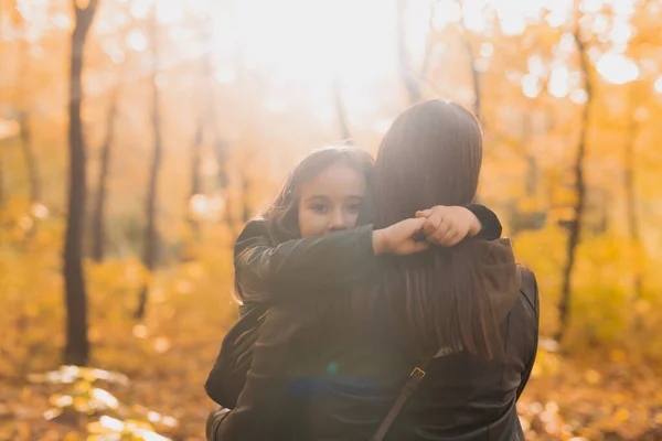 Madre e hija pasan tiempo juntas en el parque amarillo de otoño. Temporada y concepto de padre único. —  Fotos de Stock