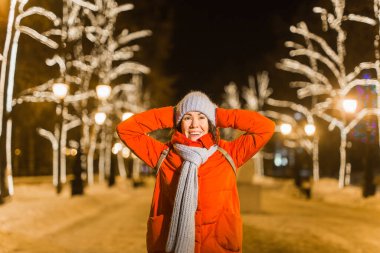 Genç, güzel, komik kız kışın dışarıda eğleniyor. Noel, şehir ve kış tatili konsepti.