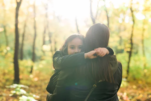 母と娘は秋の黄色い公園で一緒に時間を過ごす。季節と単一の親の概念. — ストック写真