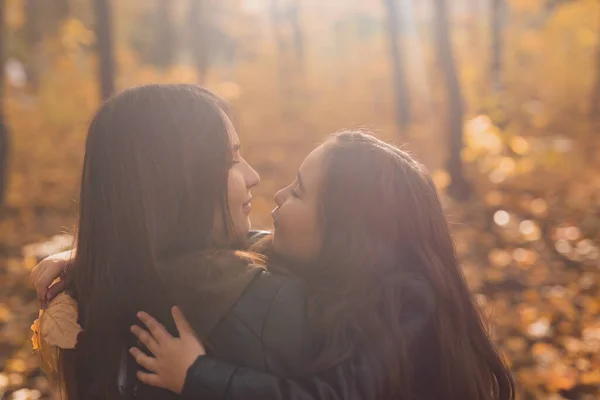 Madre e hija pasan tiempo juntas en el parque amarillo de otoño. Temporada y concepto de padre único. — Foto de Stock