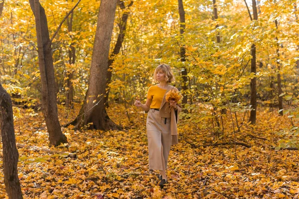 Portrait of beautiful young woman walking outdoors in autumn. Fall season and stylish girl concept. — Stock Photo, Image