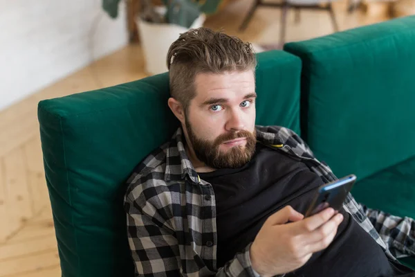 Joven navegando en el sitio de redes sociales usando un teléfono inteligente. Tecnologías y concepto Internet. — Foto de Stock