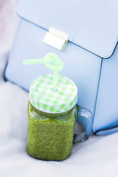 Healthy green smoothie in a jar mug of spinach, kiwi, banana and apple — Stock Photo, Image