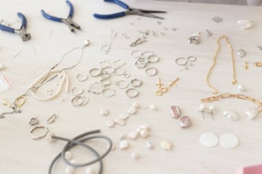 Mücevher, alet ve aksesuar üretiyor. Hobi, el işi ve el yapımı..