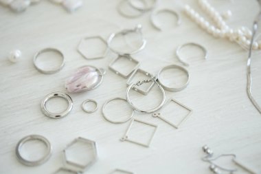 Mücevher yapmak için bir takım aksesuar ve aletler. İğne ve el yapımı..