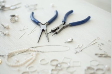 Mücevher yapmak için bir takım aksesuar ve aletler. İğne ve el yapımı..