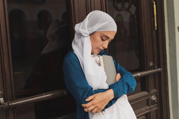 Rapariga muçulmana usa hijab com livro de diário. Estudante islâmico e conceito de conhecimento. — Fotografia de Stock