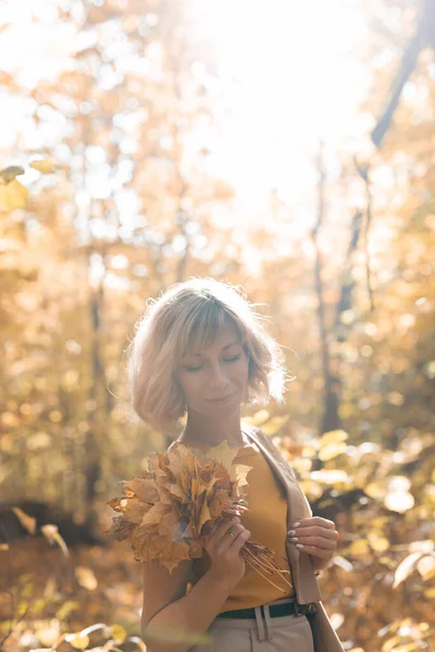 Portret pięknej młodej kobiety spacerującej jesienią na świeżym powietrzu. Jesienny sezon i stylowa koncepcja dziewczyny. — Zdjęcie stockowe