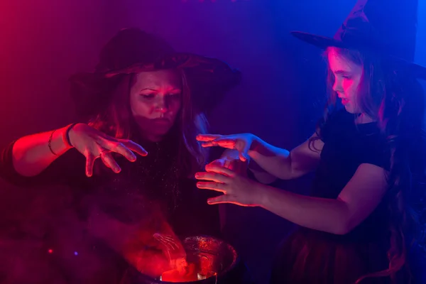 Enfant drôle fille et femme en costumes de sorcières pour Halloween. — Photo