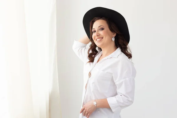 Retrato de uma bela mulher graciosa em chapéu elegante com uma ampla borda e copyspace anúncio. Conceito de beleza e moda. — Fotografia de Stock