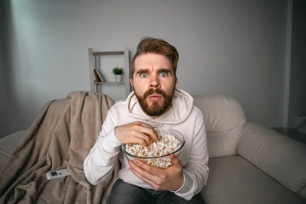집에서 소파에 앉아 영화를 보는 남자. — 스톡 사진