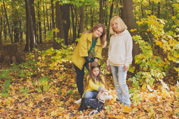 Ritratto di tre generazioni di felice bella donna e cane nella natura autunnale. — Foto Stock