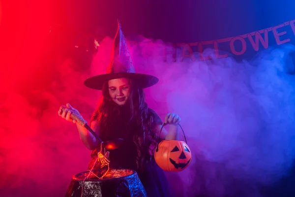 Pequeña poción de cocina infantil bruja en el caldero en Halloween. — Foto de Stock