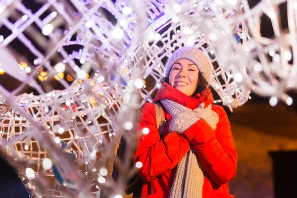 Ritratto di giovane donna attraente divertente su sfondo natalizio innevato. Vacanze invernali e concetto di stagione. — Foto Stock