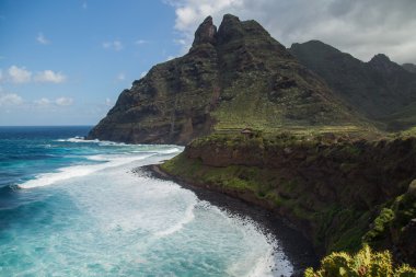 Kayalık sahil ve Tenerife kuzey kesiminde, Punta del Hidalgo dağ