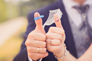  mutlu bir çift aşık boyalı gülen ve sarılma