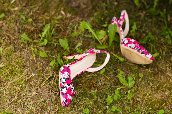 Pink shoes on the grass — Stock Photo, Image