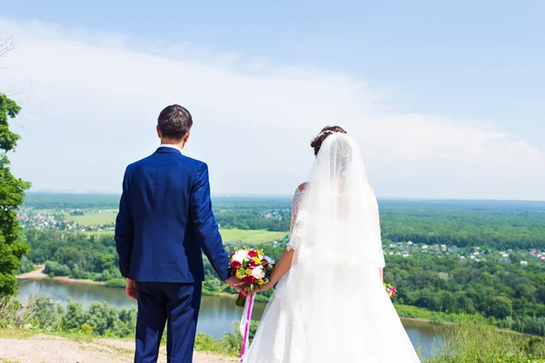 Наречений і наречений стоять спиною — стокове фото