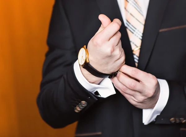 Jonge zakenman kijken horloge op witte achtergrond — Stockfoto
