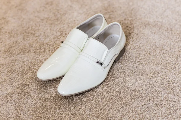 Zapatos blancos para hombre —  Fotos de Stock